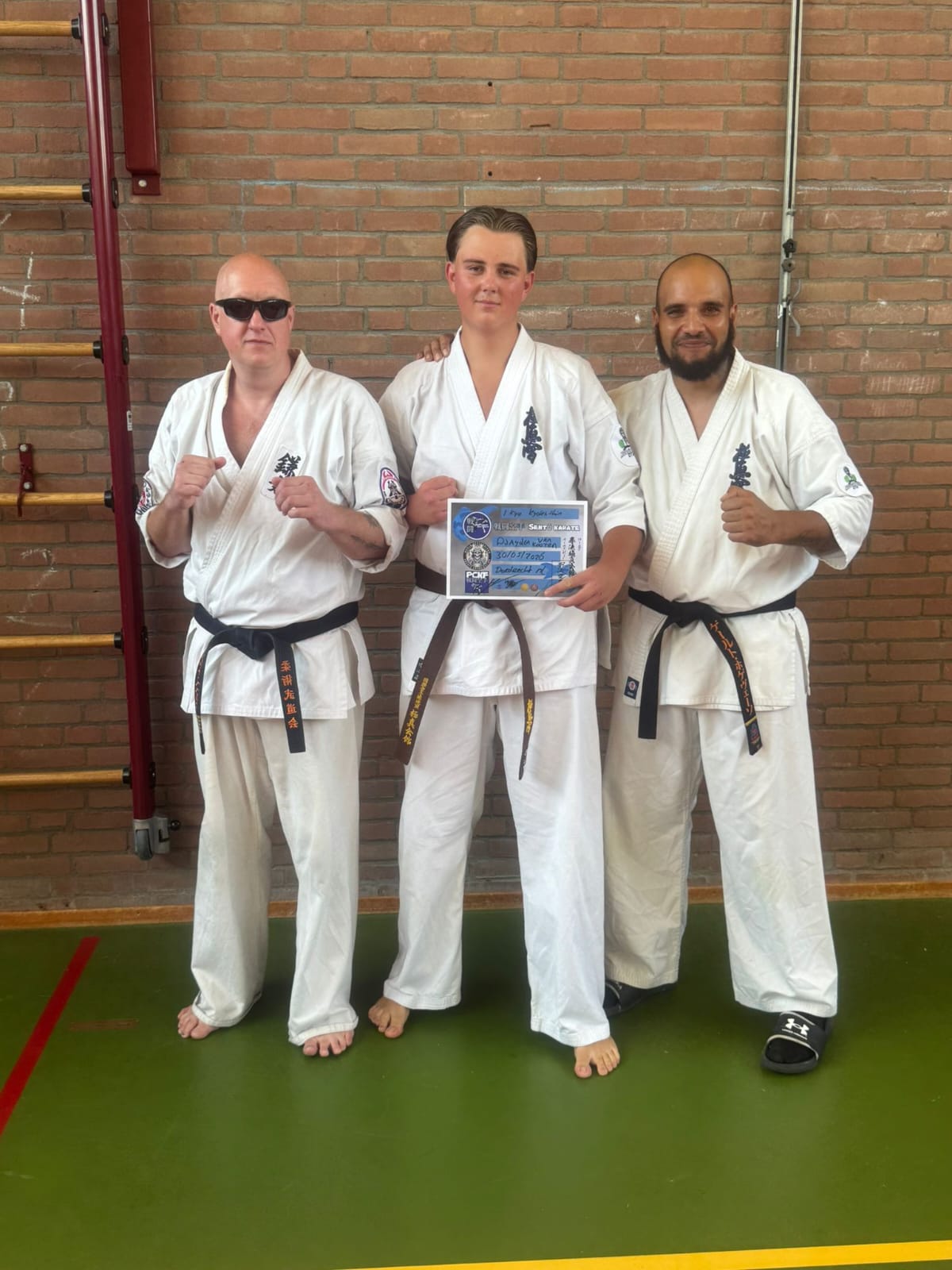 Shihan Rob Pepels, Sempai Djayden Van Kooten en Sensei Gerry Hoogeveen samen in karatepak