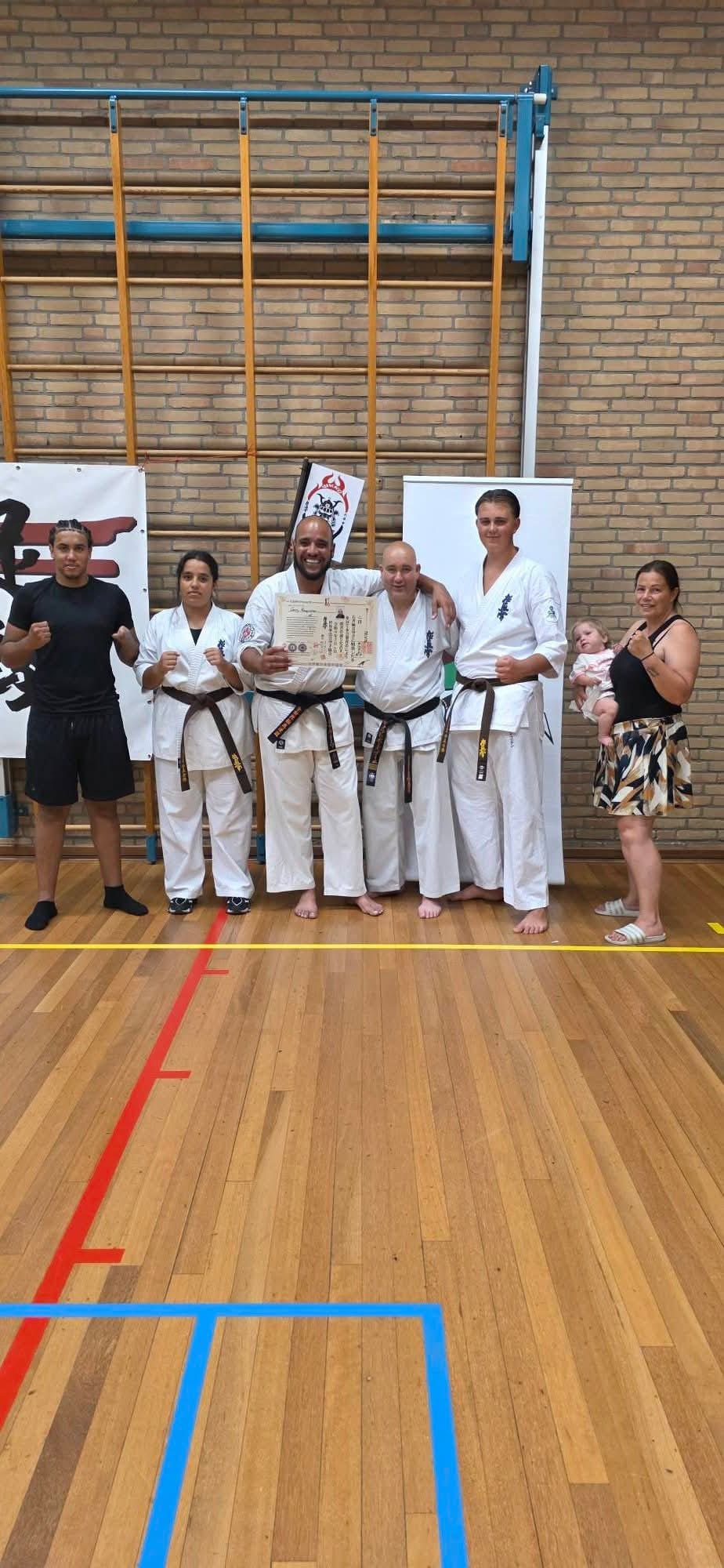 Sensei Gerry Hoogeveen met zijn diploma na het behalen van zijn 2e Dan
