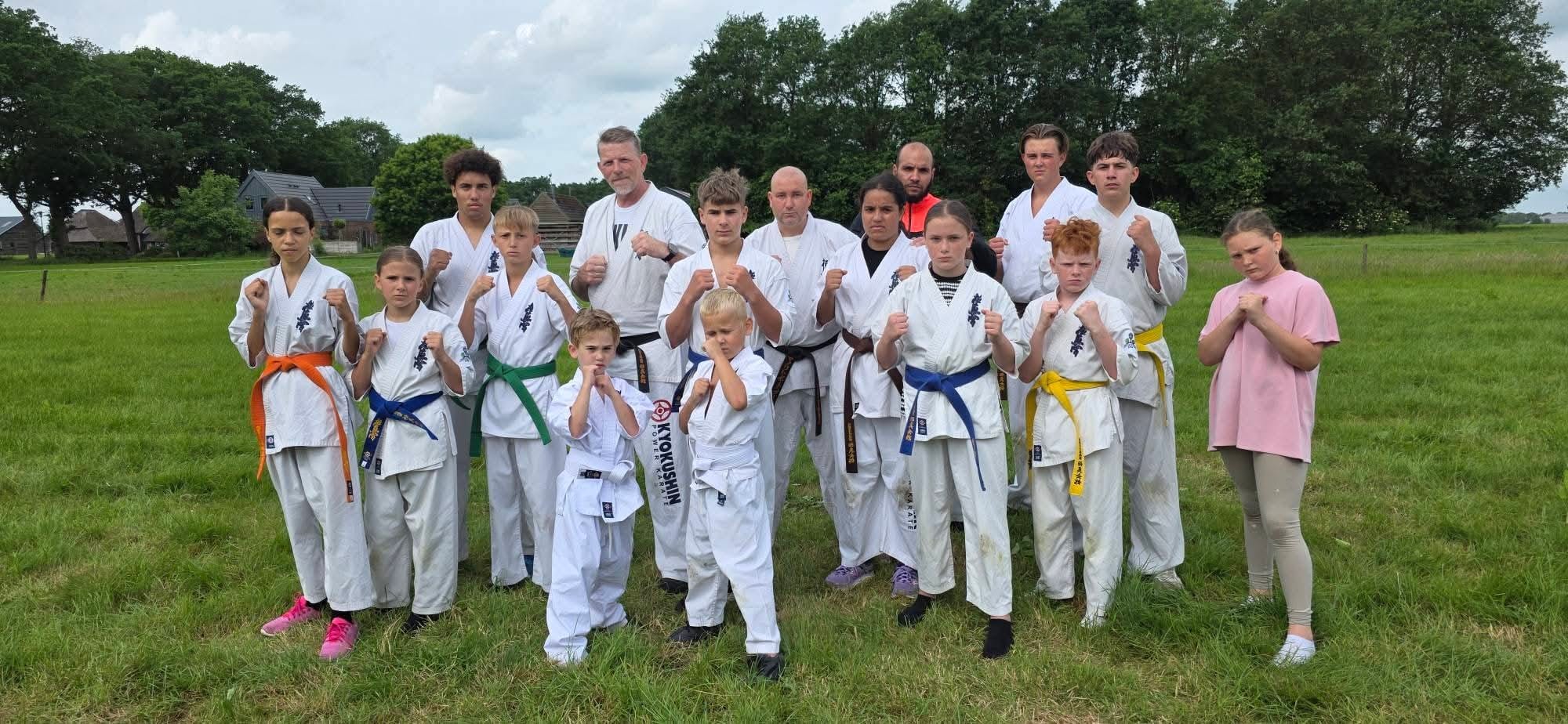 Deelnemers aan het Hoogeveen Gym Kamp 2026 samen in een weiland