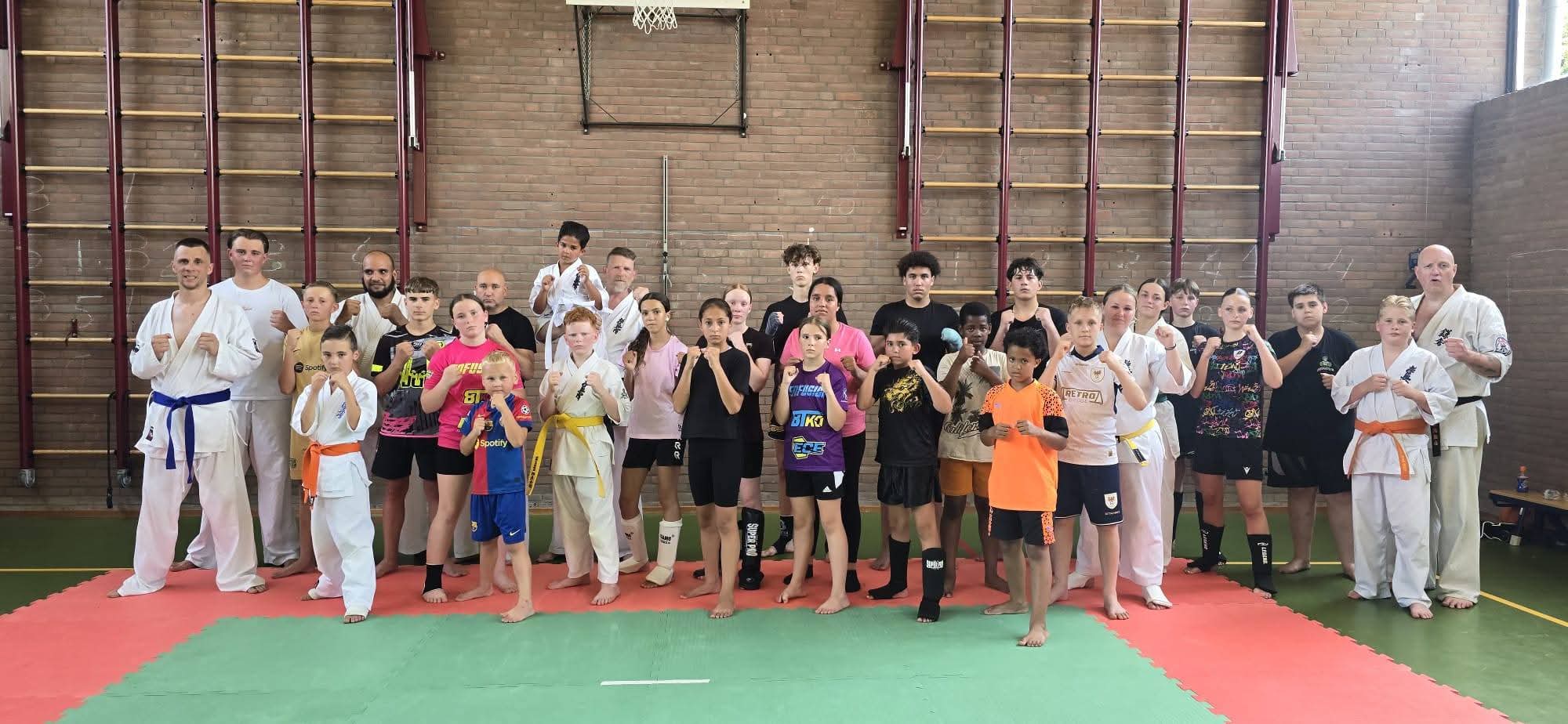 Complete groepsfoto van het Hoogeveen Gym Seminar 2026 in Dordrecht