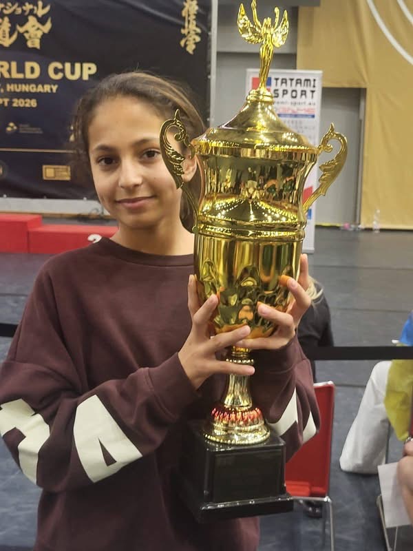 Elisa Hoogeveen met de beker voor Beste Vechter U14 meisjes