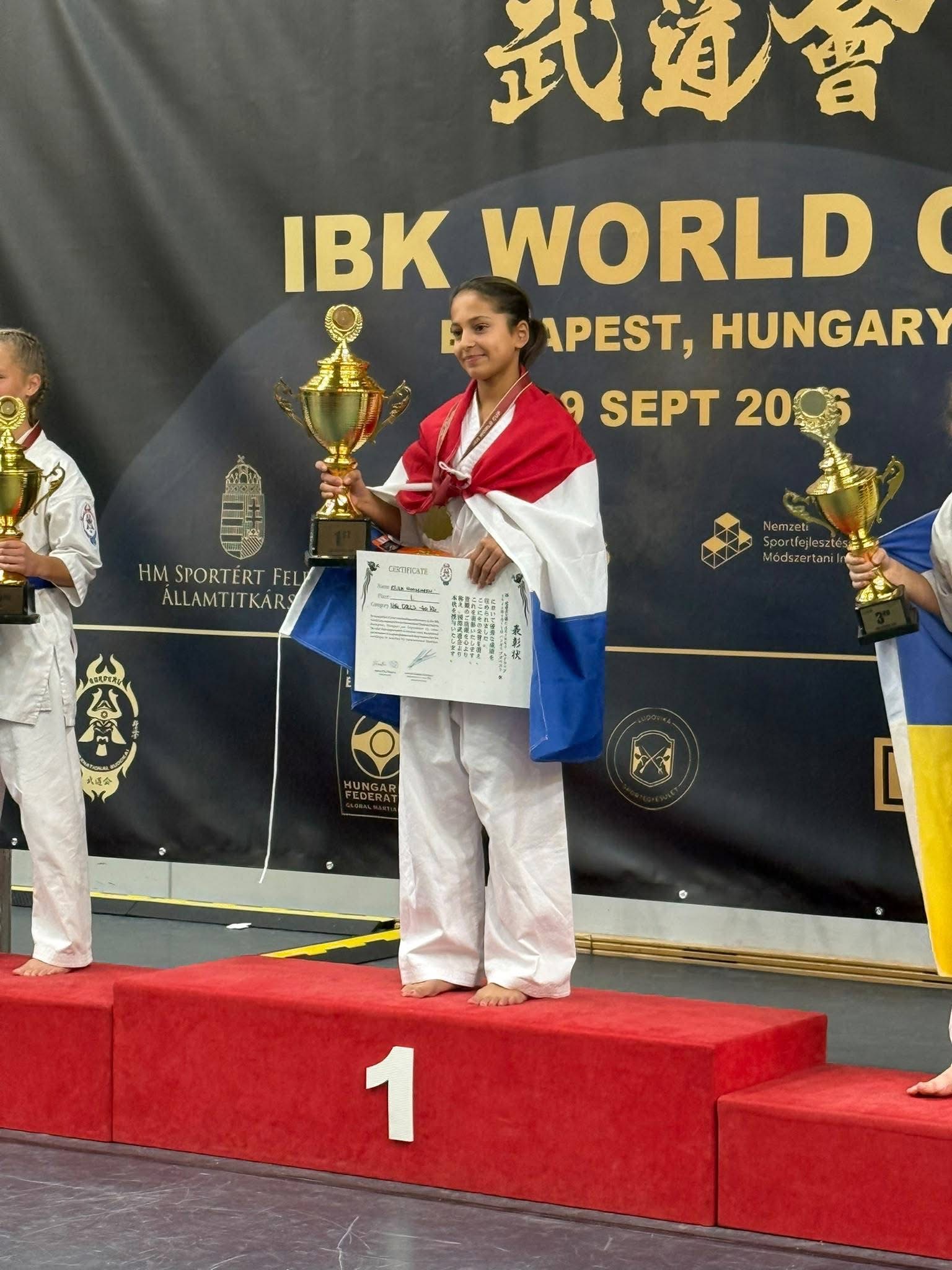 Elisa Hoogeveen op het podium van de IBK World Cup