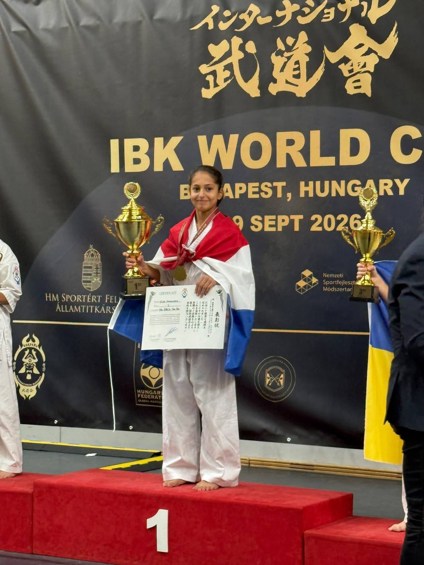 Elisa Hoogeveen als wereldkampioen op de eerste plaats