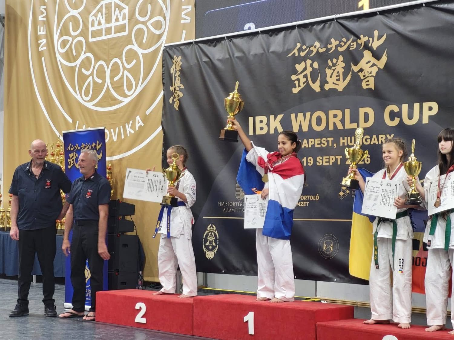 Podiumceremonie met Elisa Hoogeveen in Hongarije