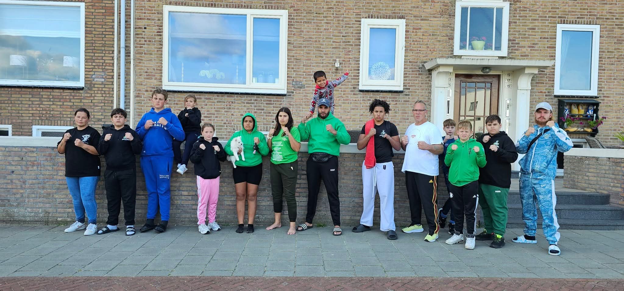 Groepsfoto van Hoogeveen Gym tijdens de Osaka-strandtraining in 2025