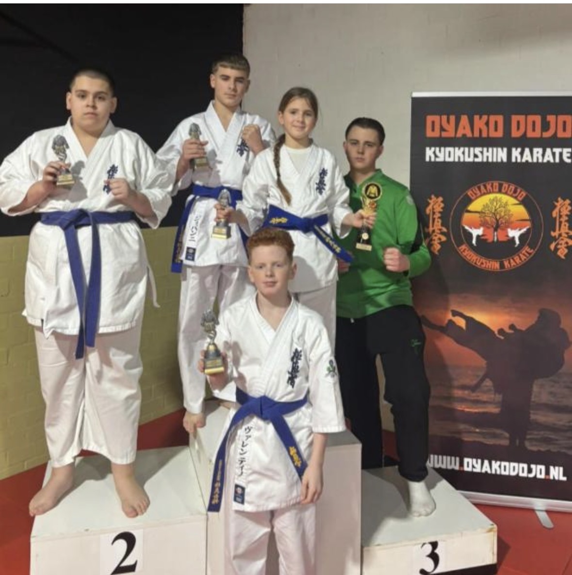 Leerlingen van het Hoogeveen Gym katateam met hun bekers bij de Oyako Dojo Kata Clubkampioenschappen