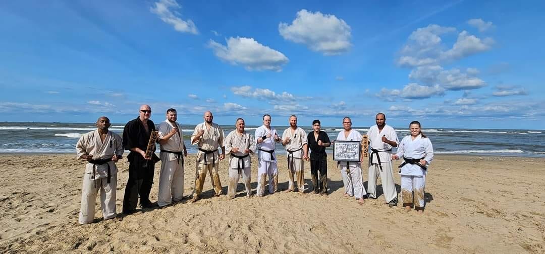 Trainersteam tijdens de Osaka-strandtraining